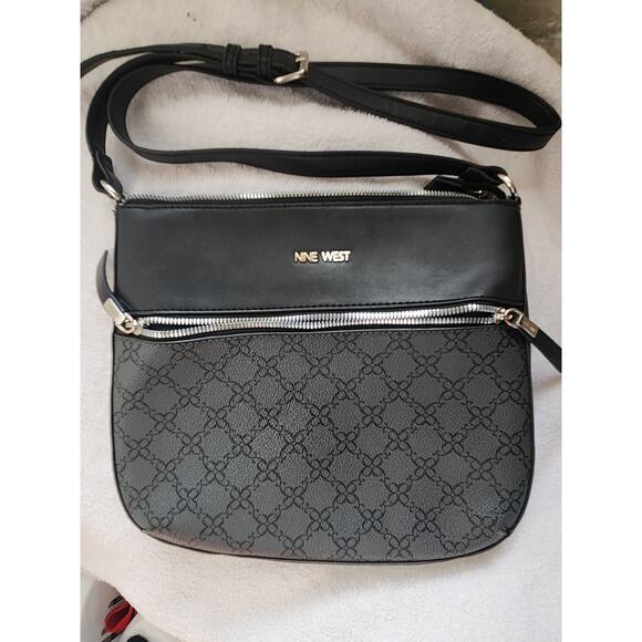 Nine West Cheska Crossbody bag Double Zipper Black Medium Size - Picture 1 of 3